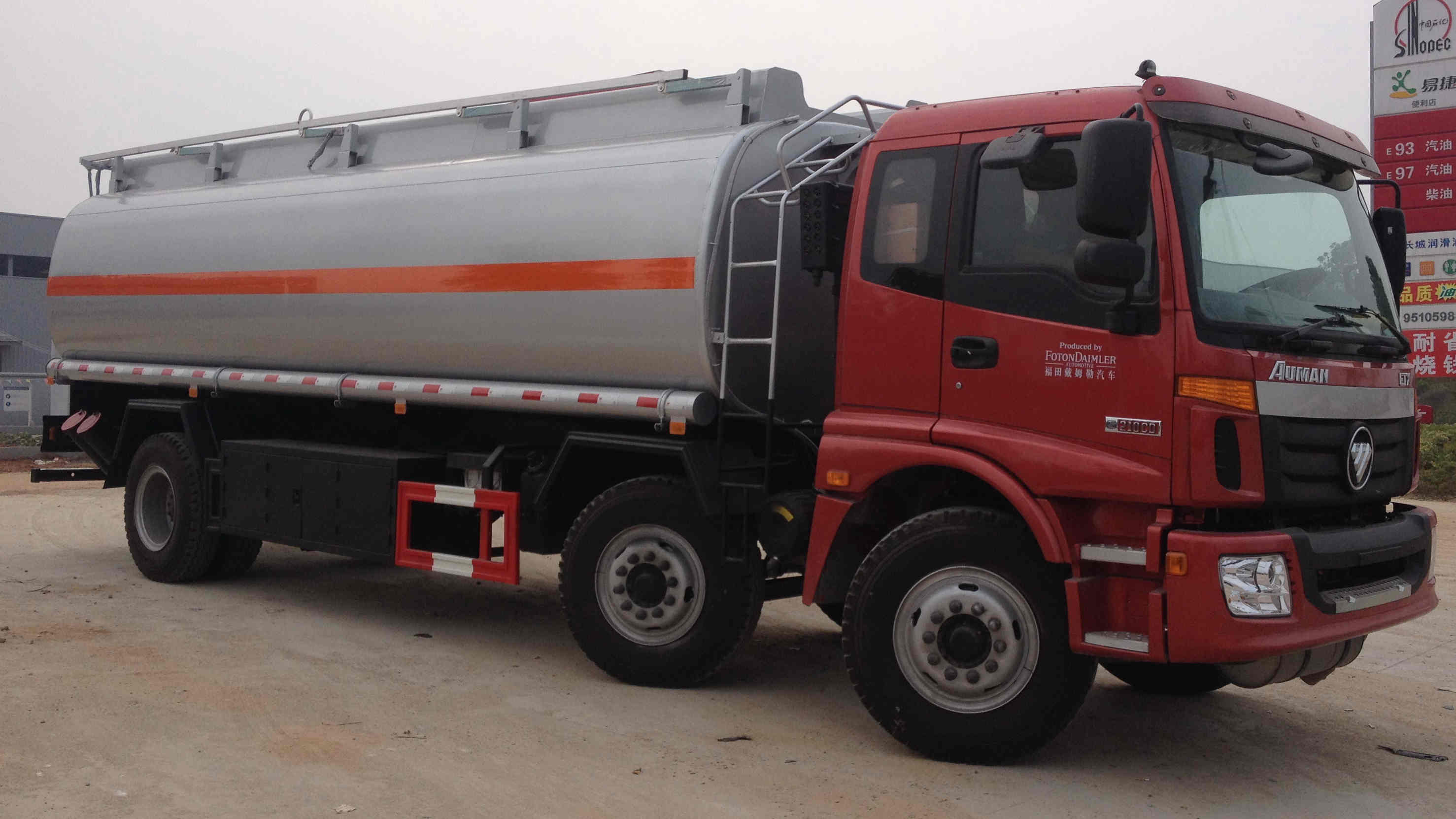  福田欧曼小三轴运油车