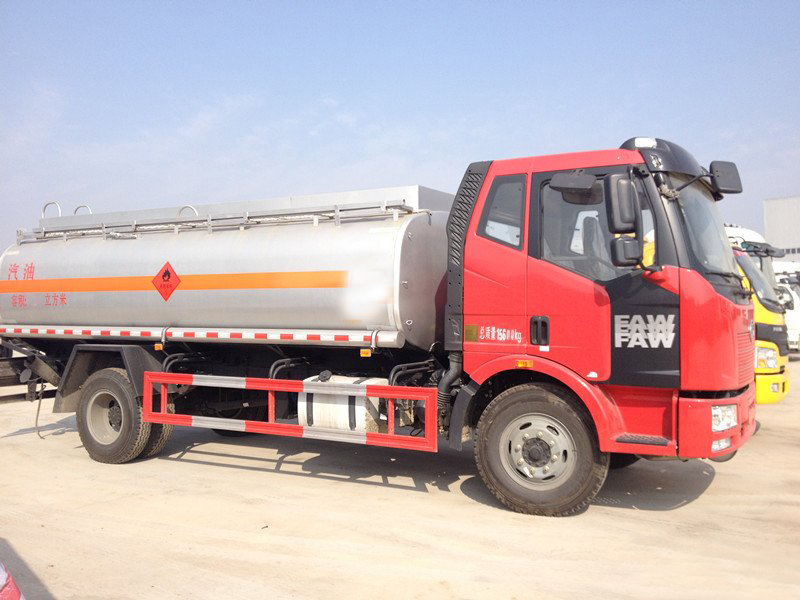  解放J6单桥运油车
