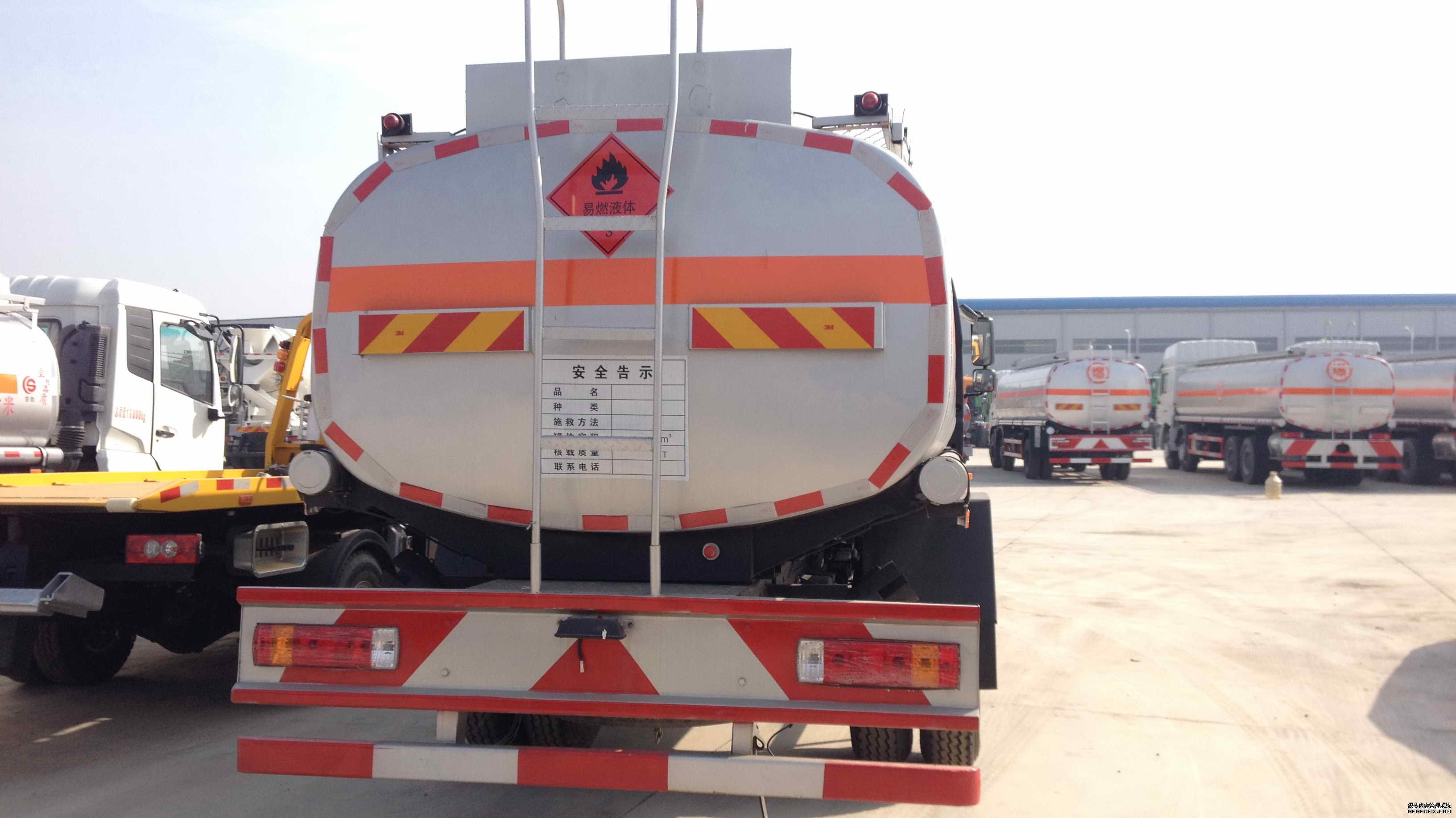  解放J6单桥运油车