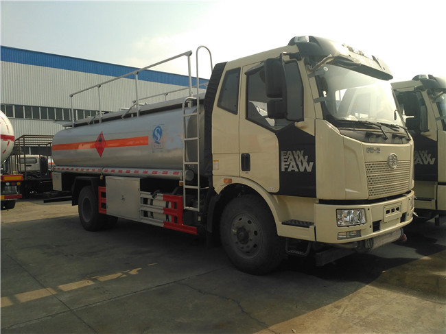  解放J6单桥运油车