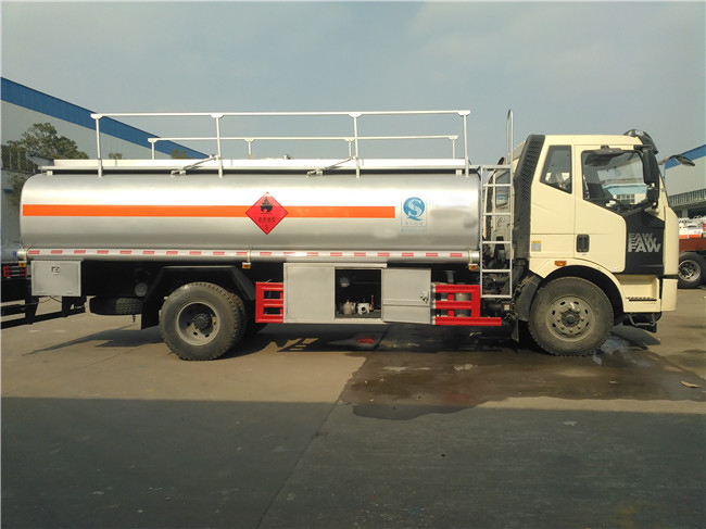  解放J6单桥运油车