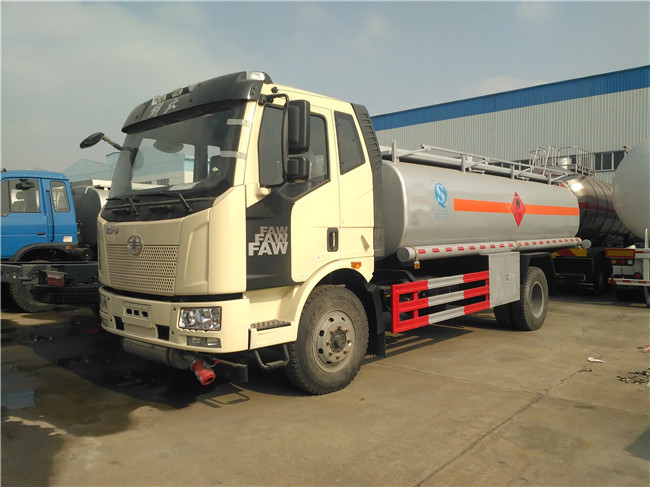  解放J6单桥运油车