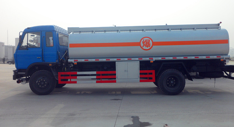  东风145运油车