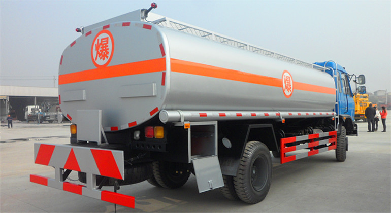  东风145运油车