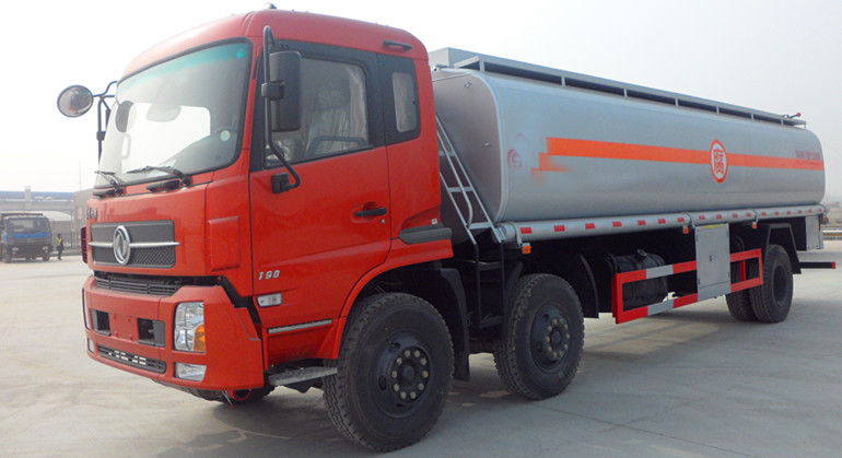  东风天锦小三轴运油车