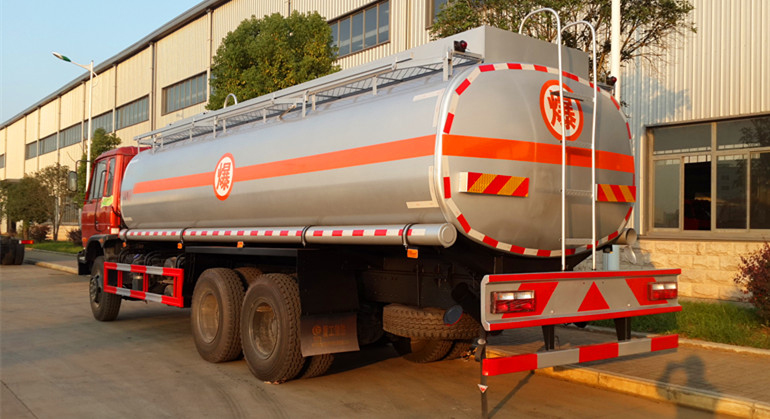  东风153后八轮运油车