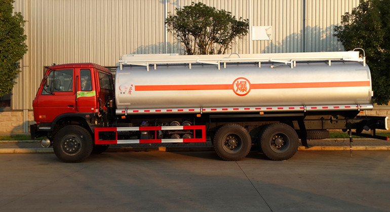  东风153后八轮运油车