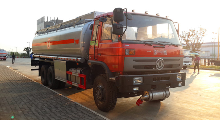  东风153后八轮运油车