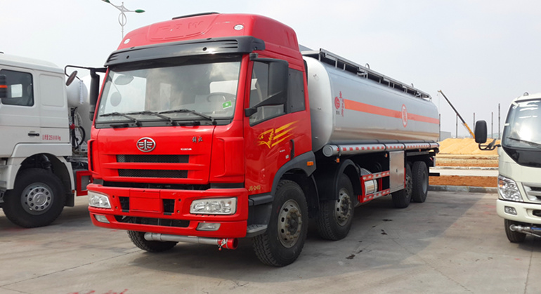  解放前四后六运油车