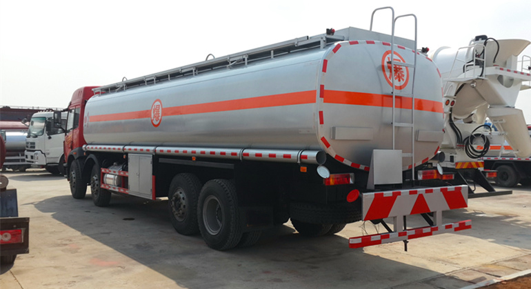  解放前四后六运油车