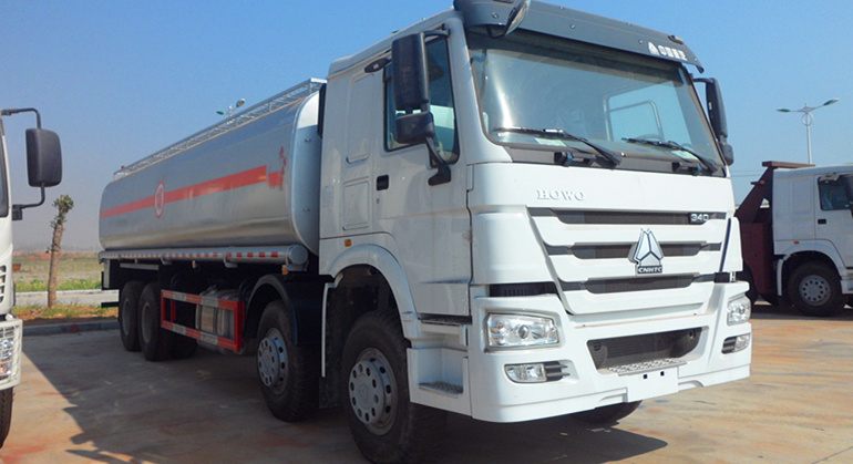  重汽前四后八运油车