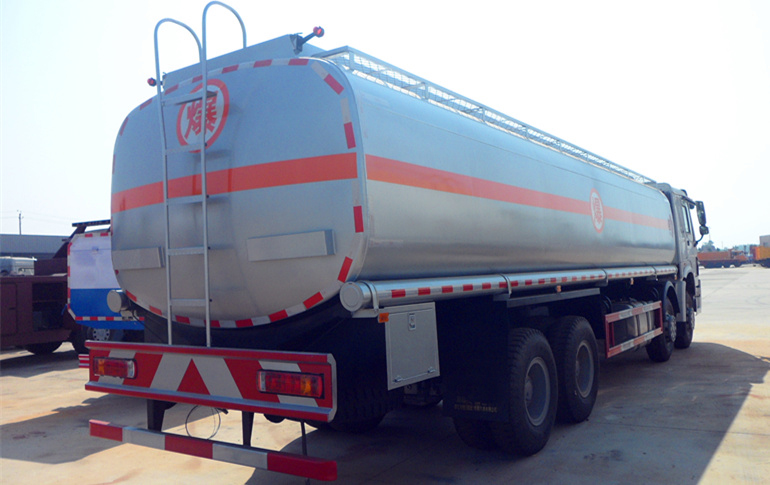 重汽前四后八运油车
