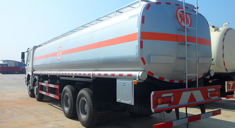  重汽前四后八运油车