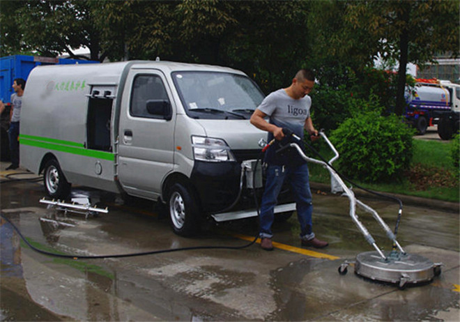  长安路面清洗车 1.5吨水箱
