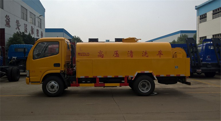  东风小多利卡清洗车 5吨水箱