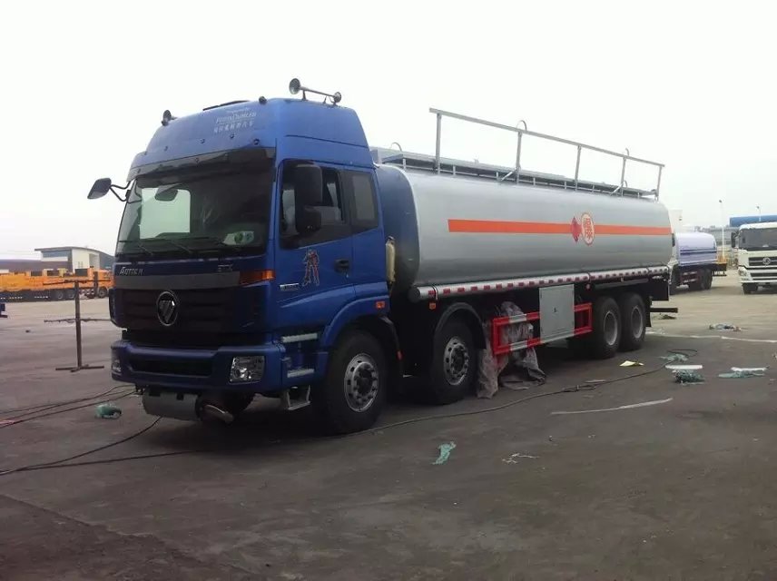  欧曼前四后八运油车