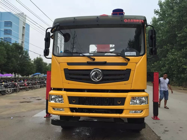 东风D70后八轮随车起重运输车
