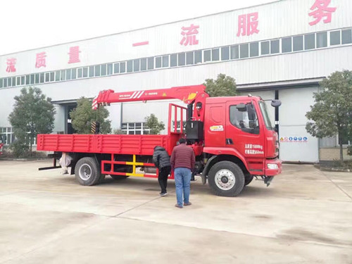  乘龙随车起重运输车