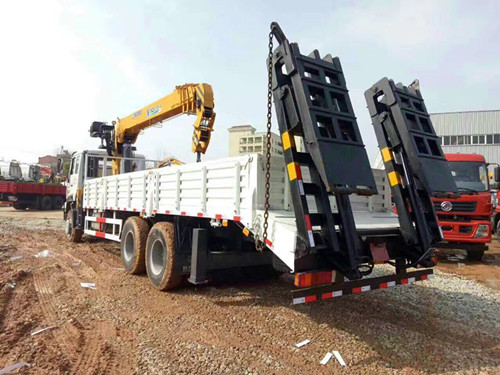  重汽后八轮随车起重运输车