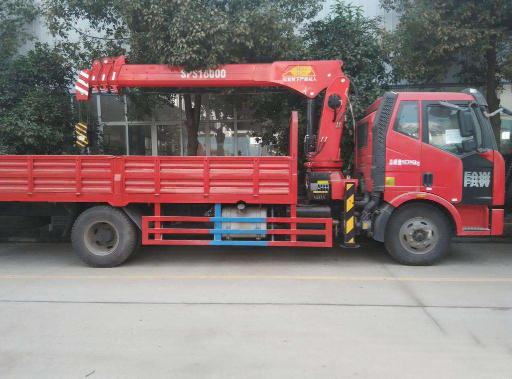  解放牌J6随车起重运输车