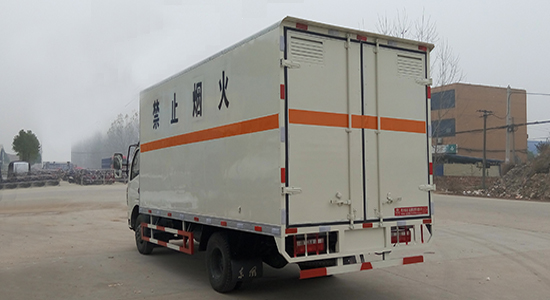  东风多利卡气体厢式运输车