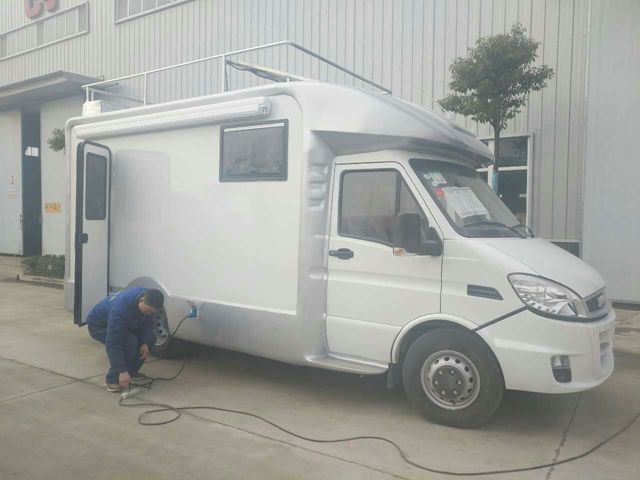  依维柯餐车