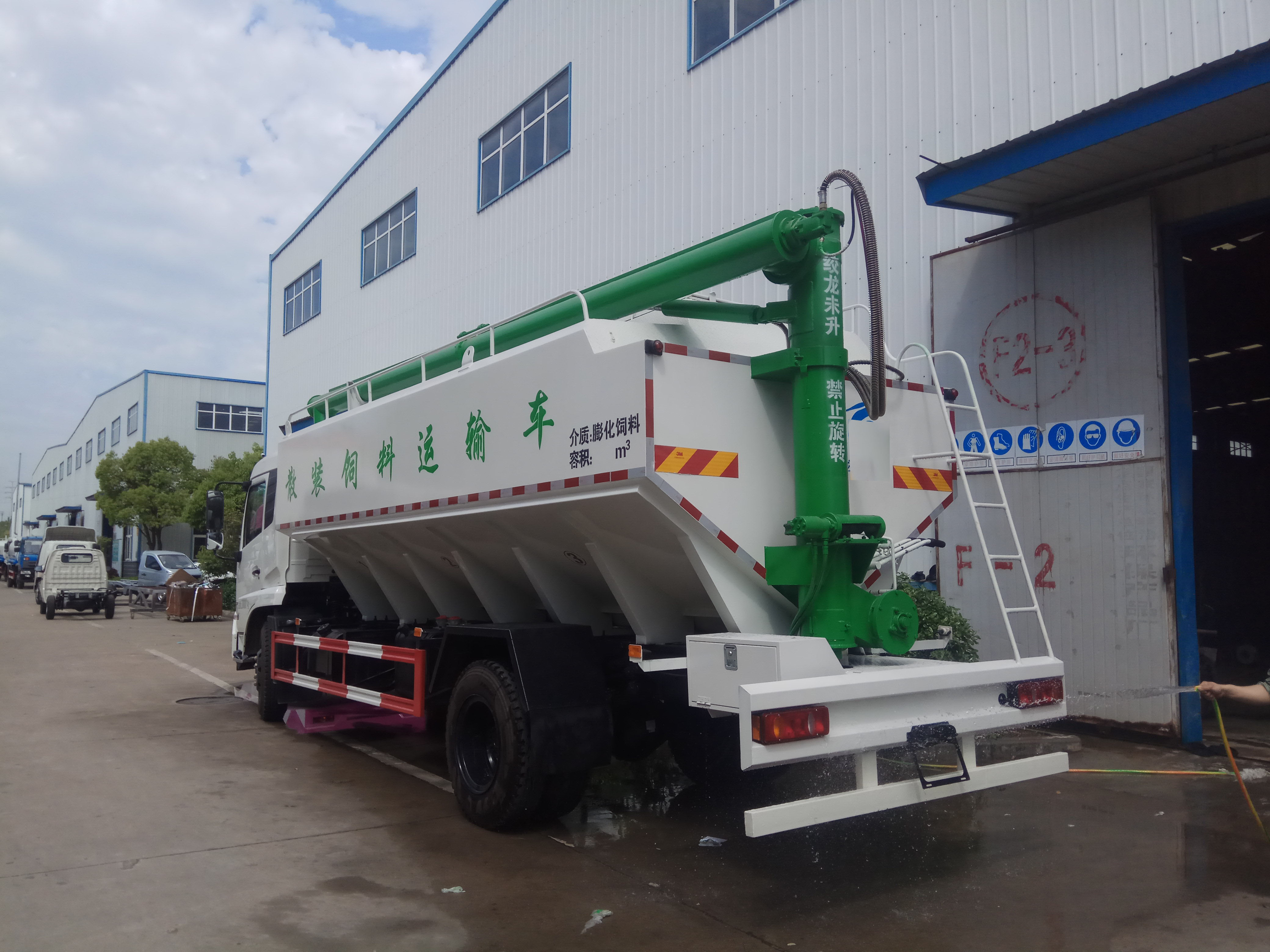  东风天锦散装饲料运输车