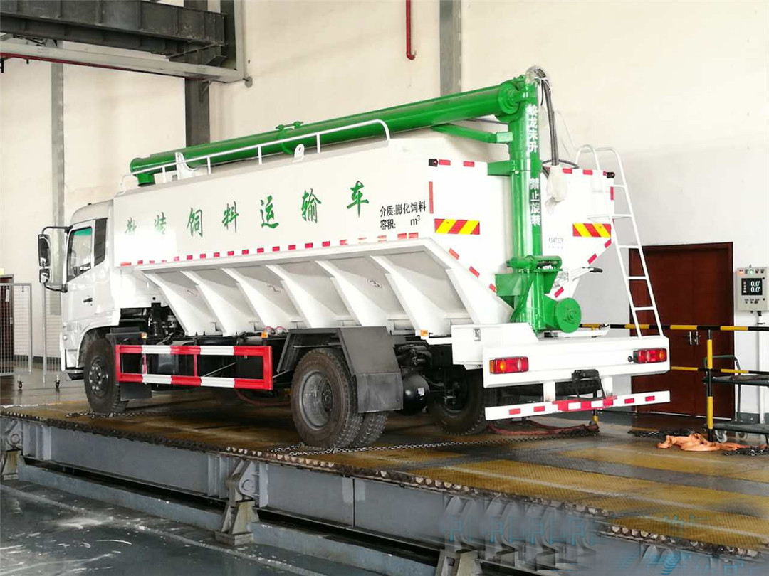  东风多利卡散装饲料运输车