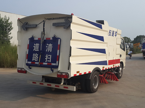  东风小多利卡扫路车 小型清扫车