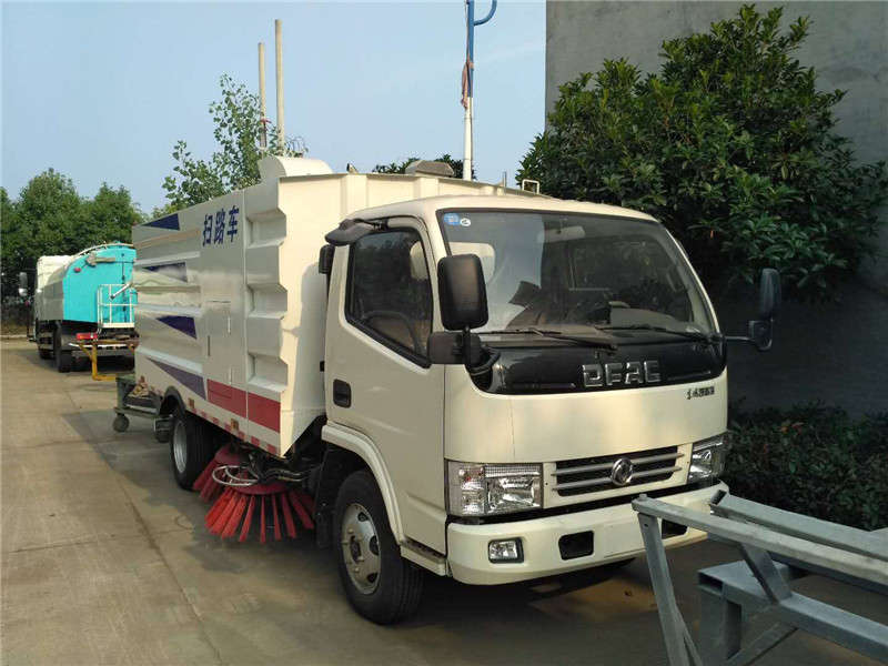  东风多利卡扫路车 5方扫路车