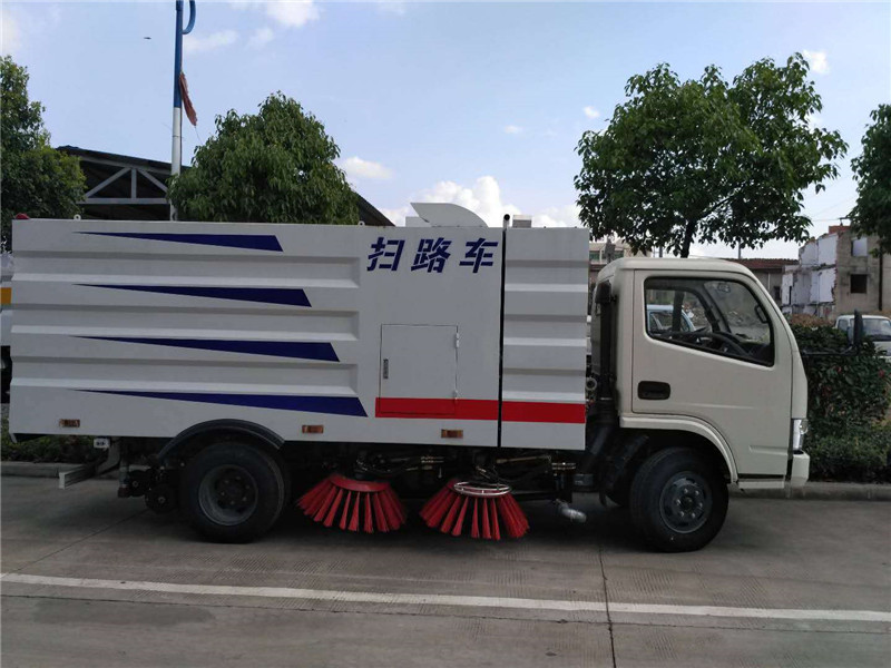  东风多利卡扫路车 5方扫路车