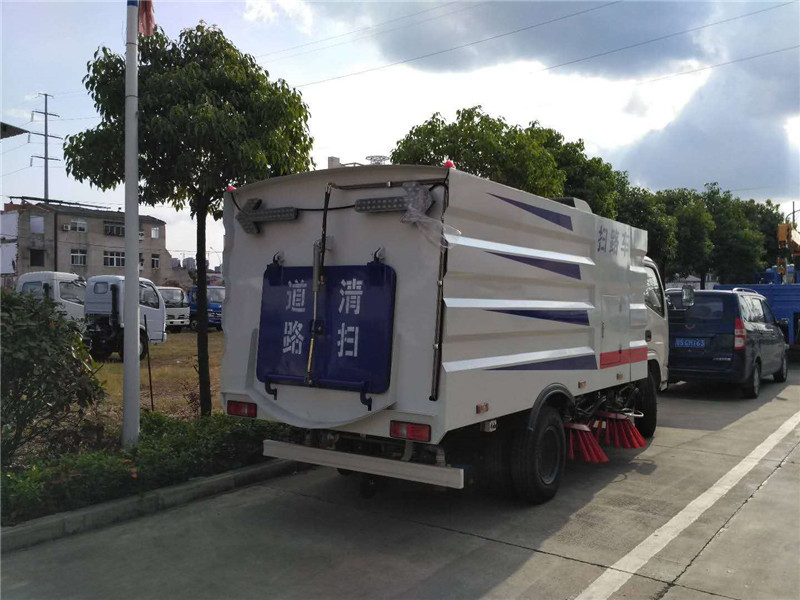  东风多利卡扫路车 5方扫路车