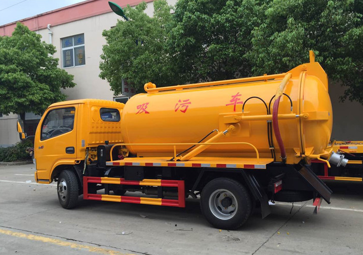  东风小多利卡4方吸污车