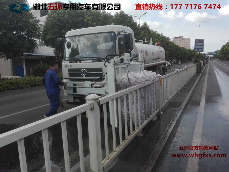  加装城市护栏清洗设备