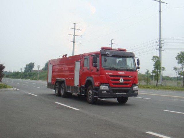 重汽后八轮水罐消防车